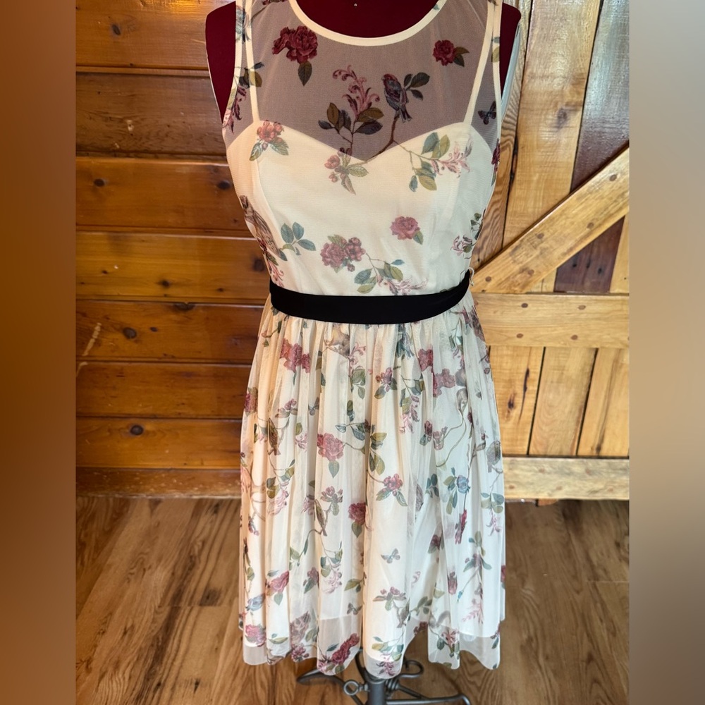 DIDNEY/ LAUREN CONRAD Floral Sleeveless Dressy Dress w Black Belt. Stunning